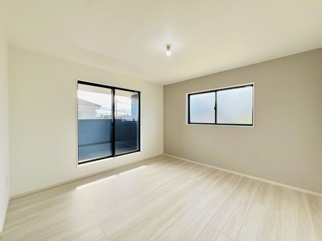 渋川市八木原の洋室|大きいベッドを設置してもゆとりのある空間♪WIC付き