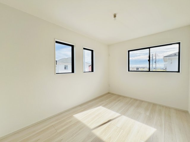渋川市八木原の洋室|2面採光で日当たり風通し良好♪