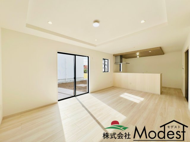 渋川市八木原の居間・リビング|大きな窓から明るい日差しも差し込むリビング♪