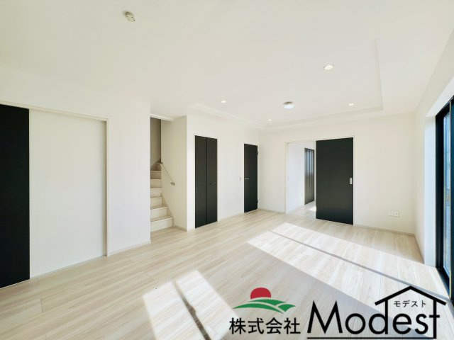 渋川市八木原の居間・リビング|リビング階段で、ご家族も自然と集まるリビング◎