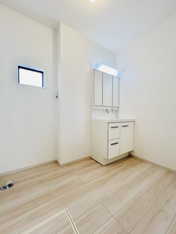 渋川市八木原の独立洗面台|洗濯機や収納棚を設置してもゆとりのある洗面脱衣所◎