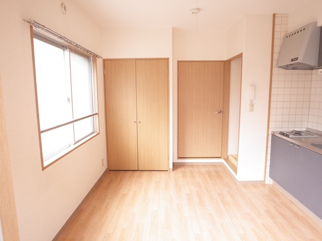 ホリデンハイツ西新の居間・リビング