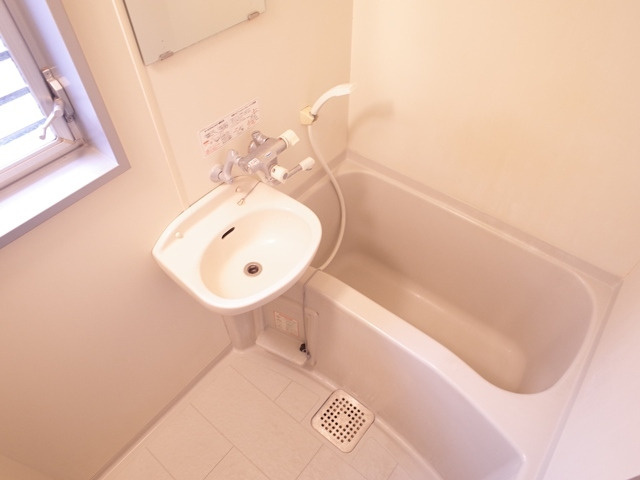 ホリデンハイツ西新の浴室