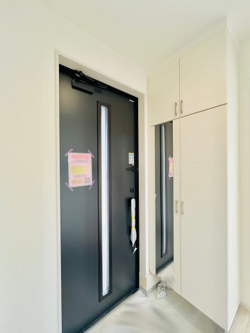 高崎市新後閑町の玄関|ご家族の履物もすっきり片付くシューズボックス付きの玄関◎