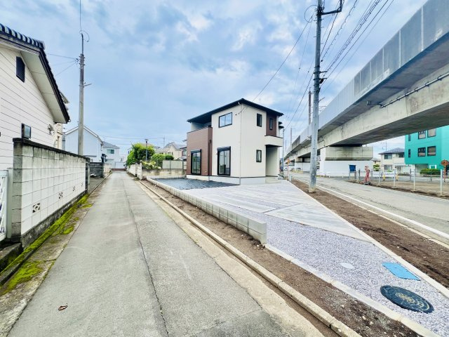 高崎市新後閑町の前面道路含む現地写真|駐車スペース2～3台可◎