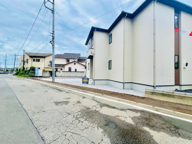 高崎市新後閑町の前面道路含む現地写真|車の通りも少なく、駐車も楽々♪