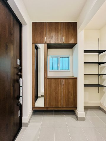 高崎市新町の玄関|広々とした玄関は、収納も充実ですっきりと◎