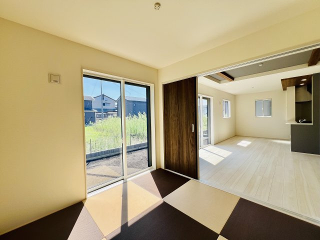 高崎市新町の和室|リビングに隣接する和室は、キッズスペースや家事スペースとしても♪