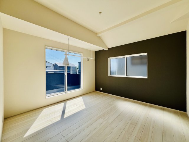 高崎市新町の洋室|天井を屋根形状に合わせて高くすることで開放感UPの8帖洋室♪
WIC付き◎