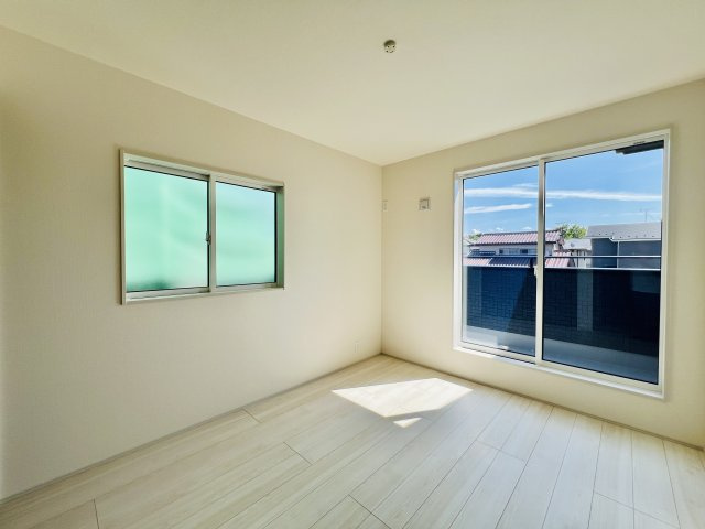 高崎市新町の洋室|バルコニーへも行き来できる洋室◎