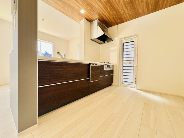 高崎市新町のキッチン|作業スペースも広いキッチンはお料理も快適に♪