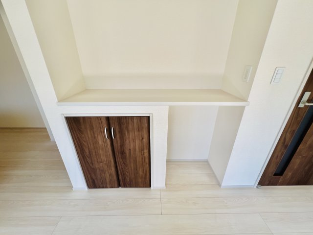 高崎市新町の内装|リビングにある便利なカウンターは多目的に使えます♪