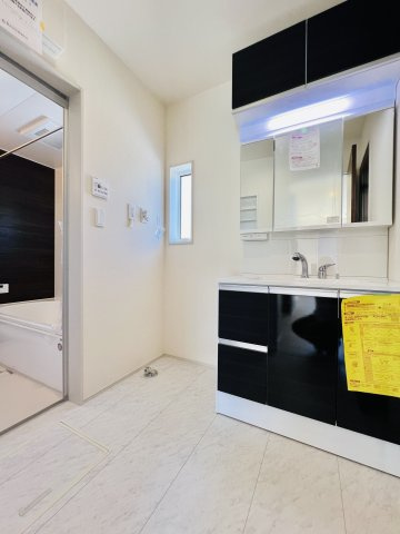 高崎市新町の独立洗面台|洗濯機を設置してもゆとりのある空間♪