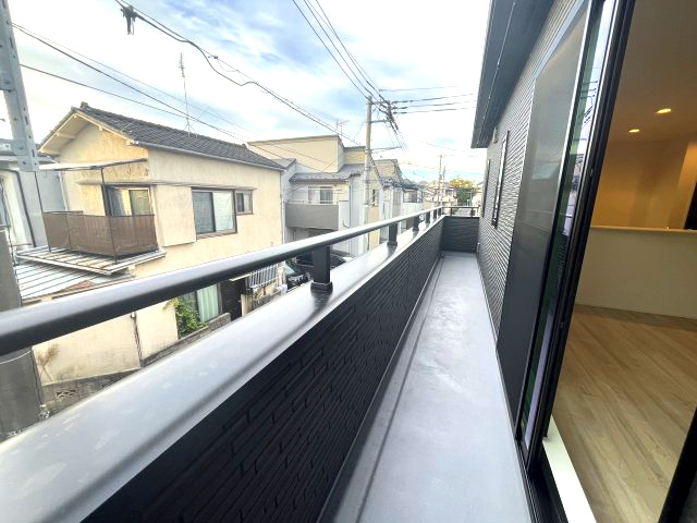 所沢市榎町のバルコニー|広いバルコニーなので、お布団3枚横並びにも干せます♪