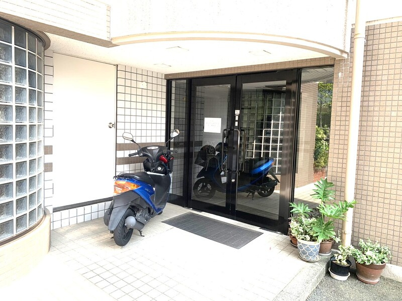 川崎市麻生区百合丘３丁目の賃貸マンションのエントランス