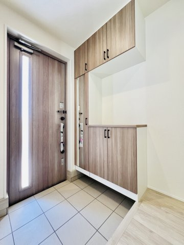 高崎日光町の玄関|家族の靴もラクラク収納できる玄関収納付き