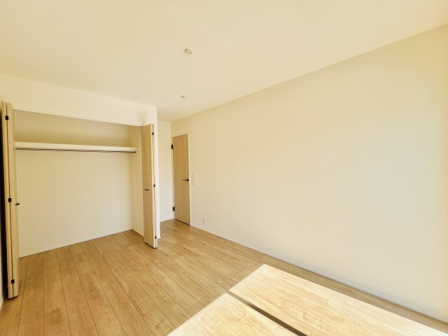 高崎日光町の洋室|ベッドもデスクも置ける広さが魅力の洋室