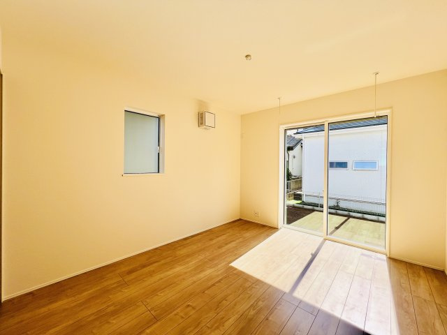 高崎日光町の洋室|明るい陽射しが差し込む、心地よい洋室