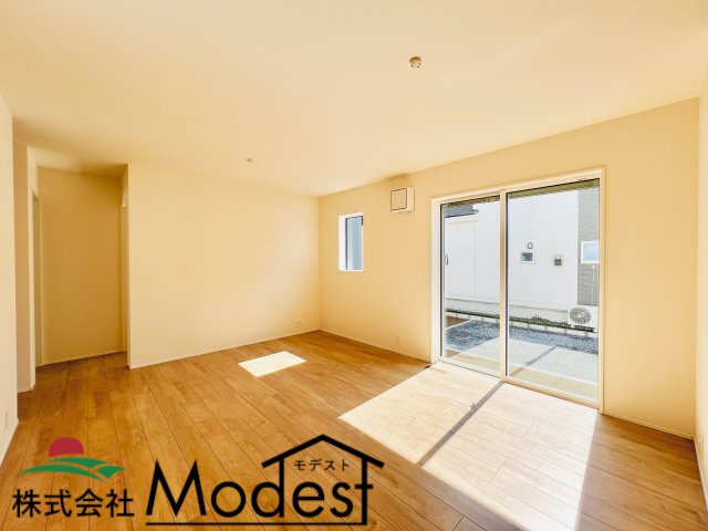 高崎日光町の居間・リビング|16帖リビングは、家族が自然と集まる、陽だまりのような空間♪