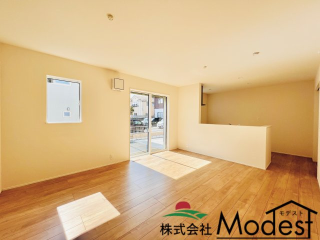 高崎日光町の居間・リビング|ソファを置いても余裕のあるゆったり設計◎