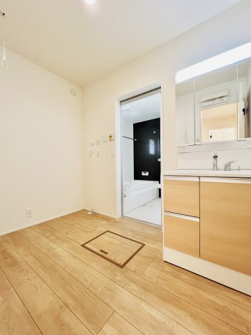 高崎日光町の独立洗面台|朝の支度が快適に進む三面鏡付き洗面台◎