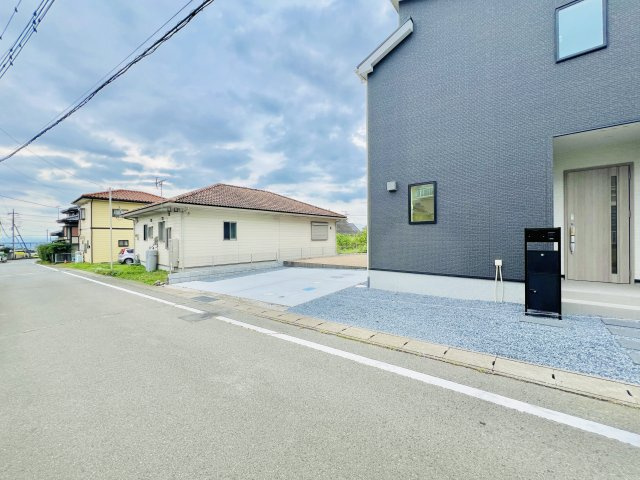 高崎箕郷町矢原の前面道路含む現地写真|前面道路、敷地内で駐車も楽々♪