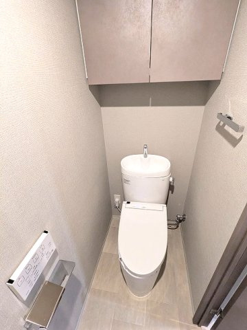 SEASON FLATS新御徒町EASTのトイレ|洗面室と独立した温水洗浄便座、ペーパーホルダーにスマホストレージ付きで便利です