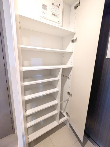 SEASON FLATS新御徒町EASTの玄関|傘入れ付収納豊富なトールタイプのシューズBOXです