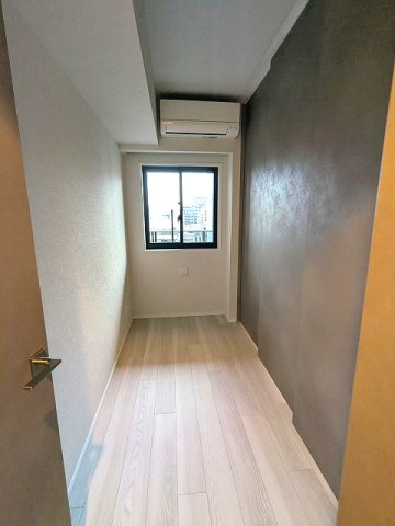 SEASON FLATS新御徒町EASTの設備|洋室、南向きバルコニーに面した明るい室内、エアコン・ウォークインクローゼット付き