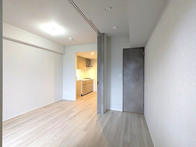 SEASON FLATS新御徒町EASTの設備|洋室、南向きバルコニーに面した明るい室内、エアコン・ウォークインクローゼット付き