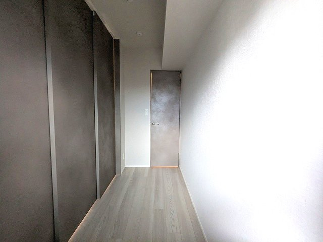 SEASON FLATS新御徒町EASTの設備|洋室、南向きバルコニーに面した明るい室内、エアコン・ウォークインクローゼット付き