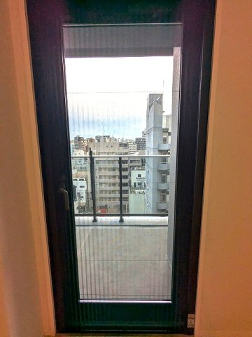 SEASON FLATS新御徒町EASTの設備|9F、南向き、上層階は日当り眺望良好、遮音性・防犯性・熱効率の高いペアサッシの窓、室内側のジャバラ式網戸で清潔です