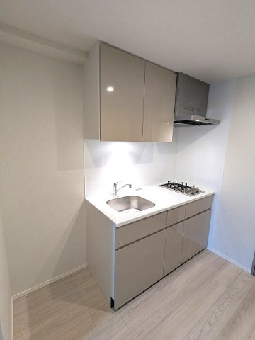 SEASON FLATS新御徒町EASTの設備|ガス2口システムキッチン、広々調理台、奥まで出しれしやすいスライド式収納