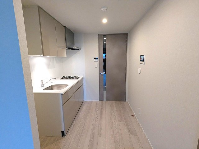 SEASON FLATS新御徒町EASTの設備|ガス2口システムキッチン、広々調理台、奥まで出しれしやすいスライド式収納