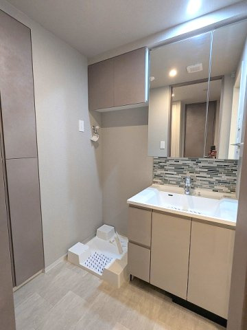 SEASON FLATS新御徒町EASTの設備|トイレと独立した洗面室に洗濯機置場、2面鏡・ハンドシャワー付洗面台、洗面台の下にヘルスメーターストックあり、洗濯機置場は排水口のお手入れしやすい様に手前に配置した防水パンです