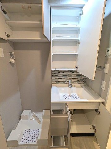 SEASON FLATS新御徒町EASTの設備|トイレと独立した洗面室に洗濯機置場、2面鏡・ハンドシャワー付洗面台、洗面台の下にヘルスメーターストックあり、洗濯機置場は排水口のお手入れしやすい様に手前に配置した防水パンです