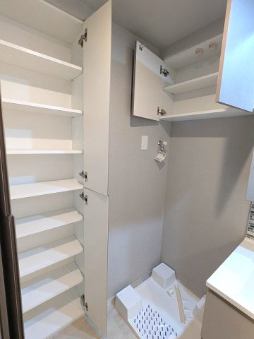 SEASON FLATS新御徒町EASTの設備|トイレと独立した洗面室に洗濯機置場、2面鏡・ハンドシャワー付洗面台、洗面台の下にヘルスメーターストックあり、洗濯機置場は排水口のお手入れしやすい様に手前に配置した防水パンです