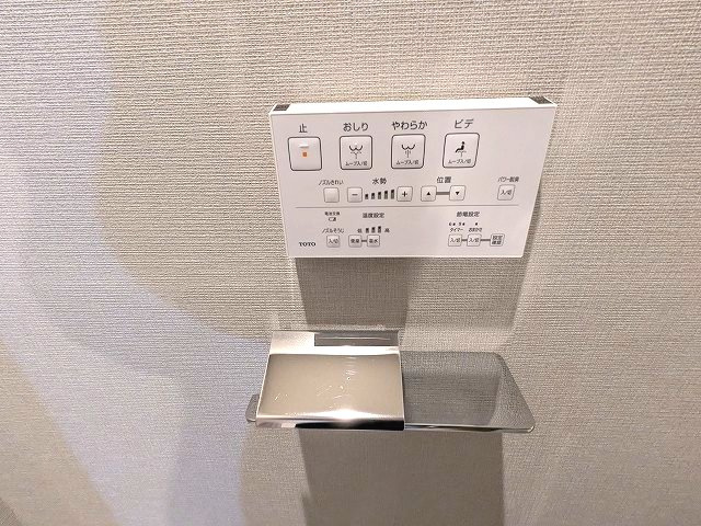 SEASON FLATS新御徒町EASTの設備|トイレのペーパーホルダーにスマホストレージ付きで便利です