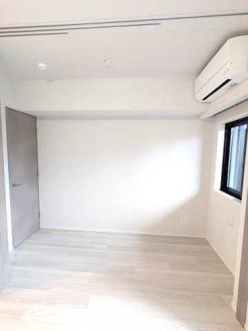 SEASON FLATS新御徒町EASTのその他共用部分|洋室、南向きバルコニーに面した明るい室内、エアコン・ウォークインクローゼット付き