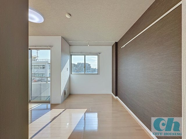 ピアラ日吉 301号室の居間・リビング