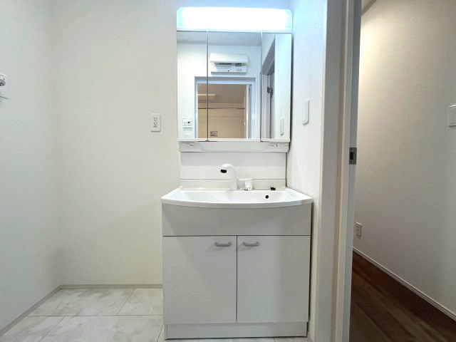 所沢市弥生町の独立洗面台|朝の支度にも助かる、独立の洗髪洗面化粧台