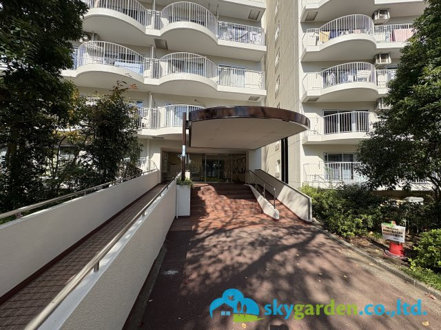 鎌倉ロジュマンＤ棟のエントランス|毎日通るエントランスはこのようになっています