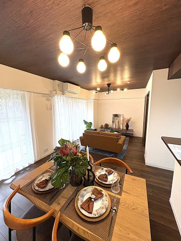 SHICHIRIGAHAMA PARK HOMES  – 湘南の海と陽光を感じる最上階レジデンス –の居間・リビング