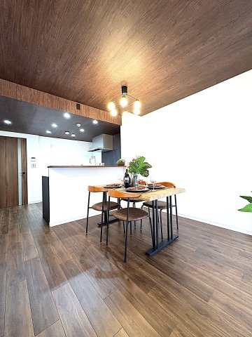 SHICHIRIGAHAMA PARK HOMES  – 湘南の海と陽光を感じる最上階レジデンス –の居間・リビング