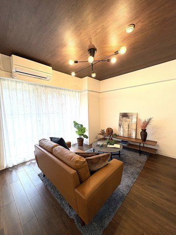 SHICHIRIGAHAMA PARK HOMES  – 湘南の海と陽光を感じる最上階レジデンス –の居間・リビング