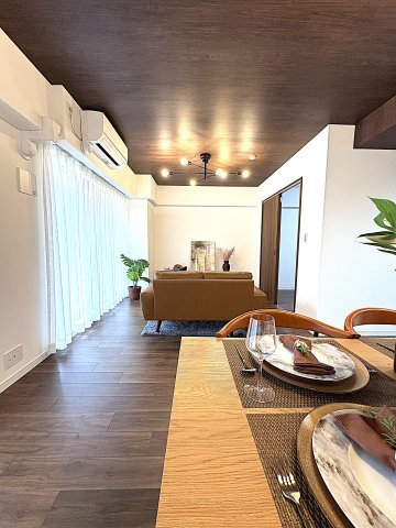 SHICHIRIGAHAMA PARK HOMES  – 湘南の海と陽光を感じる最上階レジデンス –の居間・リビング