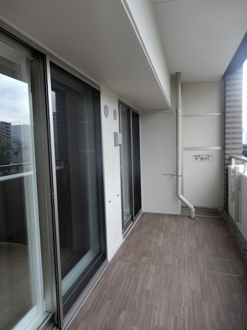 ヌーヴェルワイズ灘駅前のバルコニー