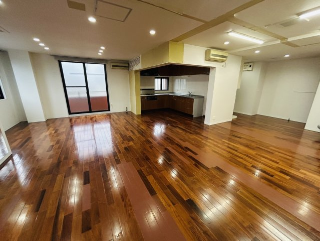 井の花ビルの内装
