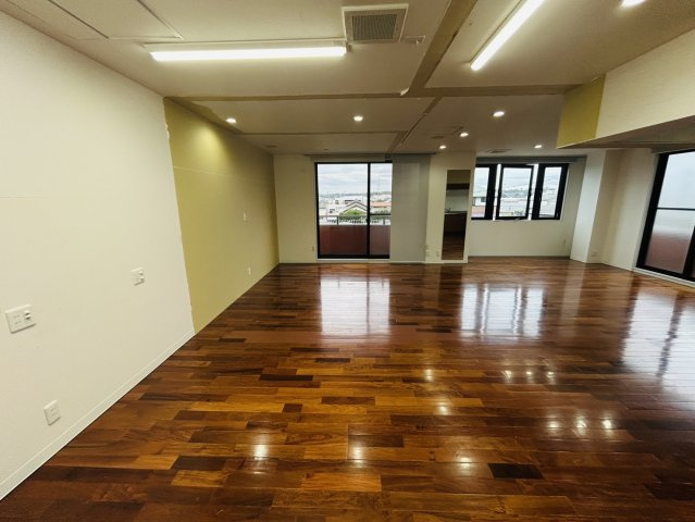 井の花ビルの内装