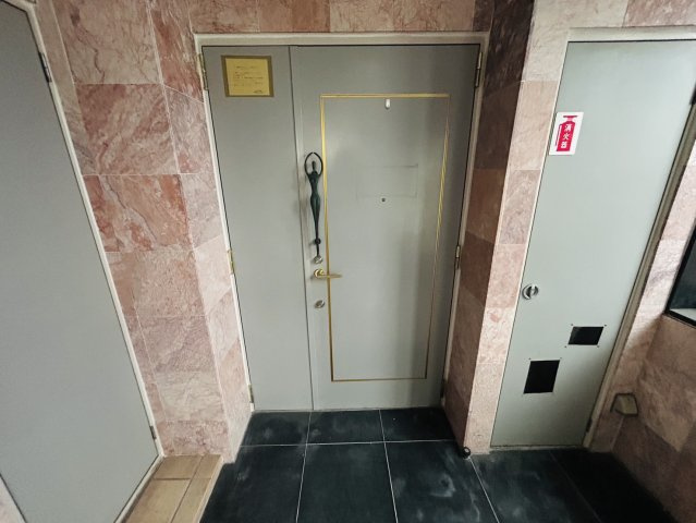 井の花ビルの玄関